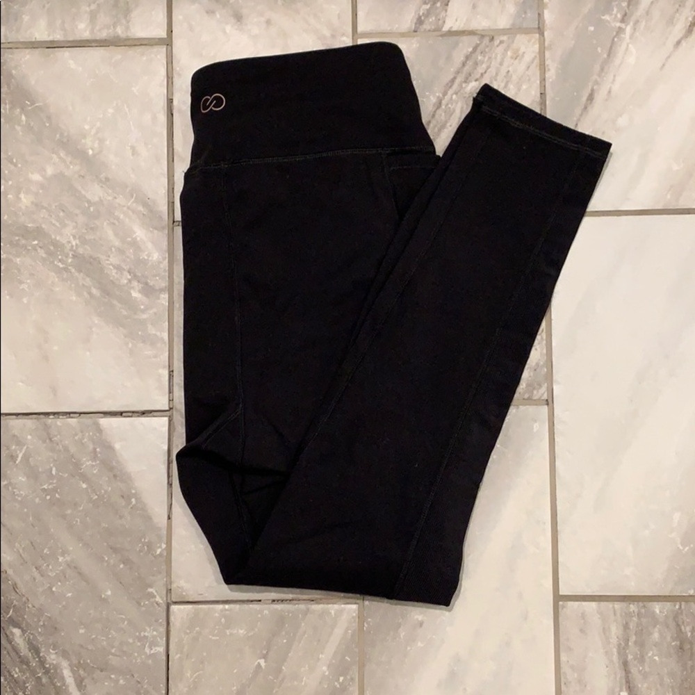 Black leggings with pockets and ribbed leg seam